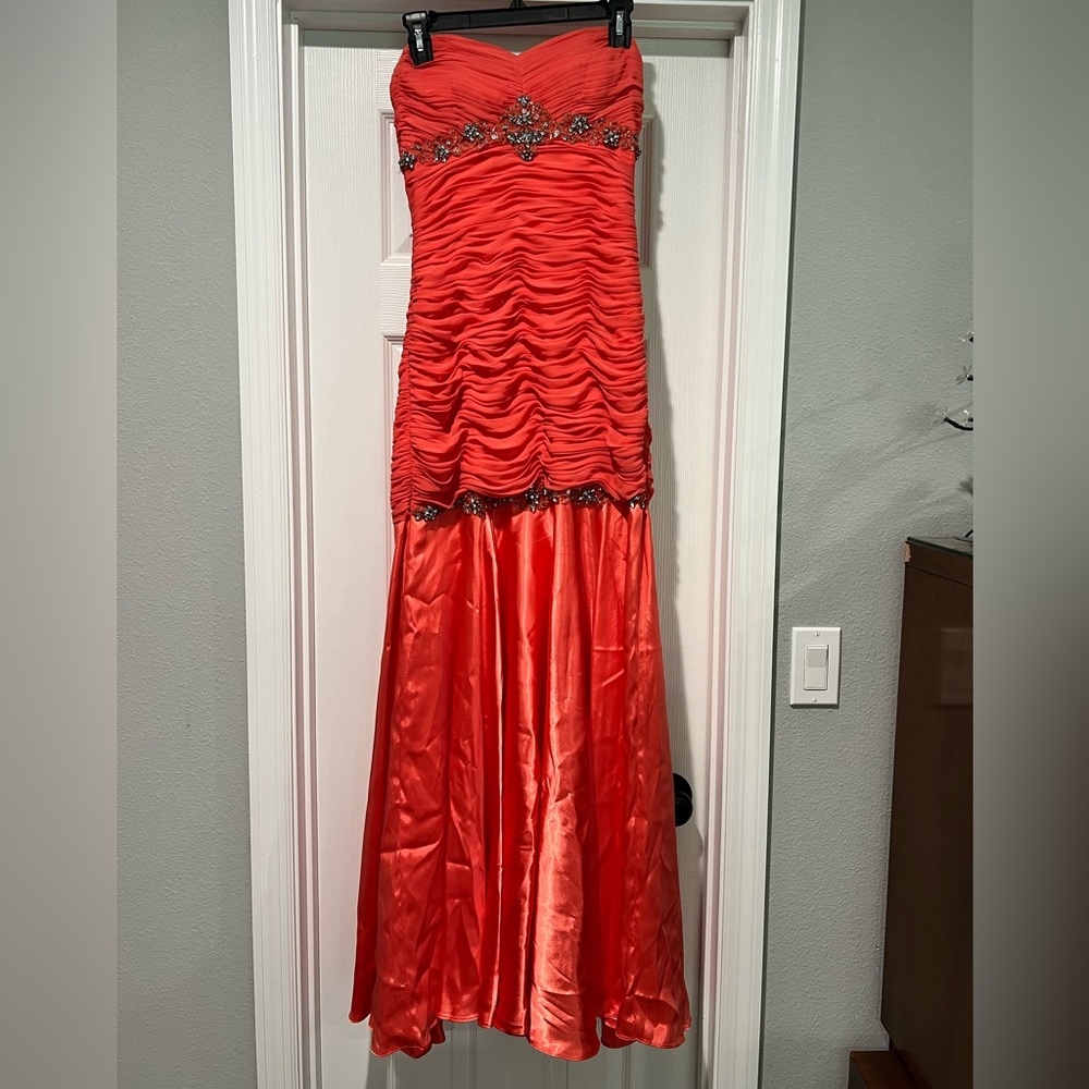 Bee Darlin: Mermaid-fit Prom dress. Orange. Size 7/8. Worn Twice.